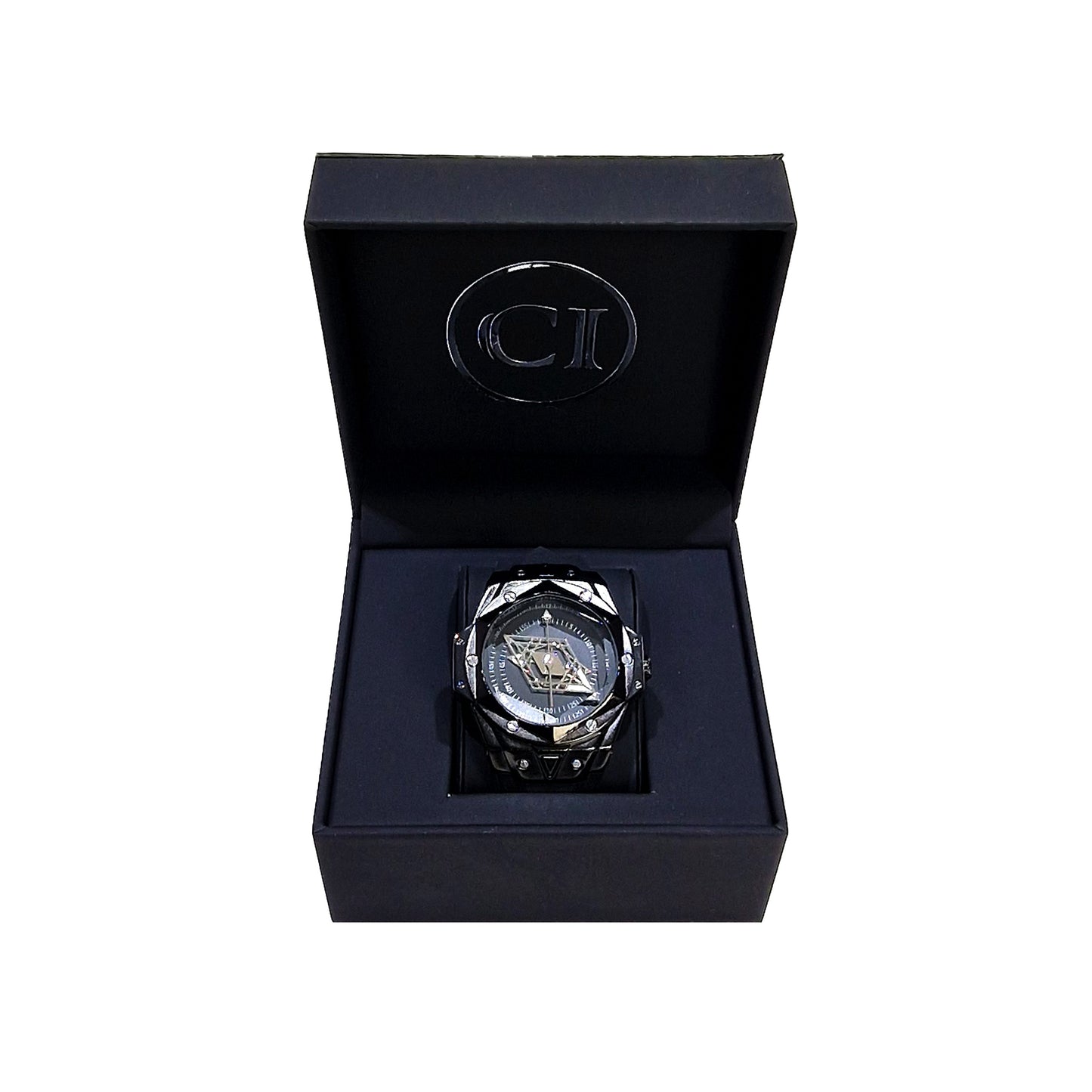 Montre homme en boîte, cadran sombre et boîtier argenté avec motif géométrique visible.
