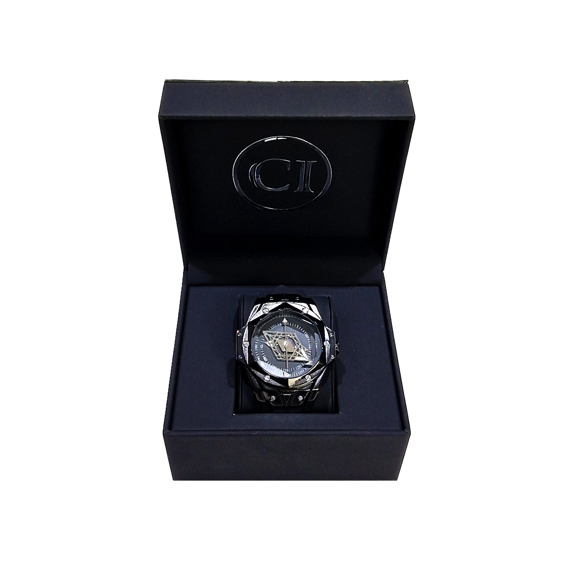 Montre homme en boîte, cadran sombre et boîtier argenté avec motif géométrique visible.