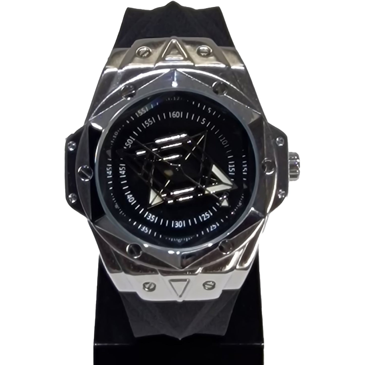 Montre homme cadran noir, boîtier argenté, lunette noire à angles et vis visibles.