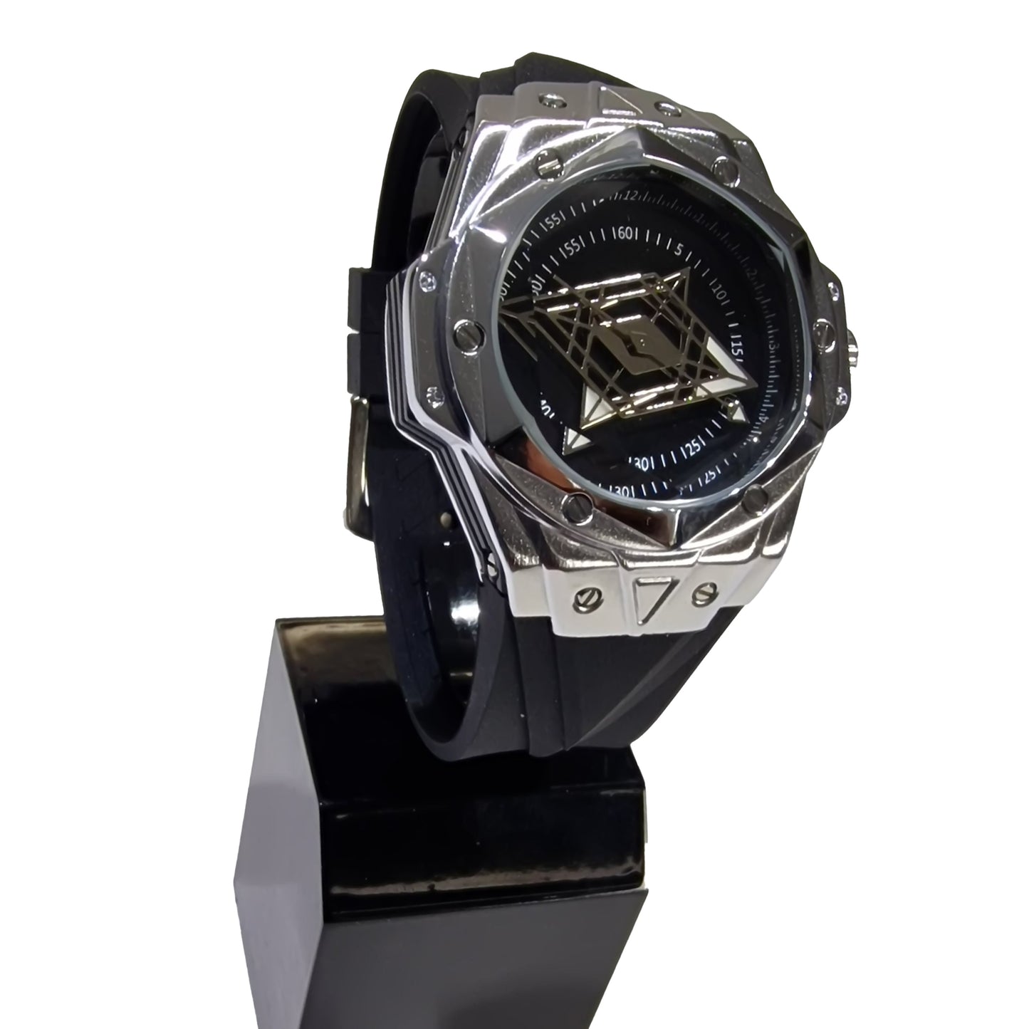 Montre homme vue de profil, boîtier argenté avec cadran noir et bracelet en silicone.