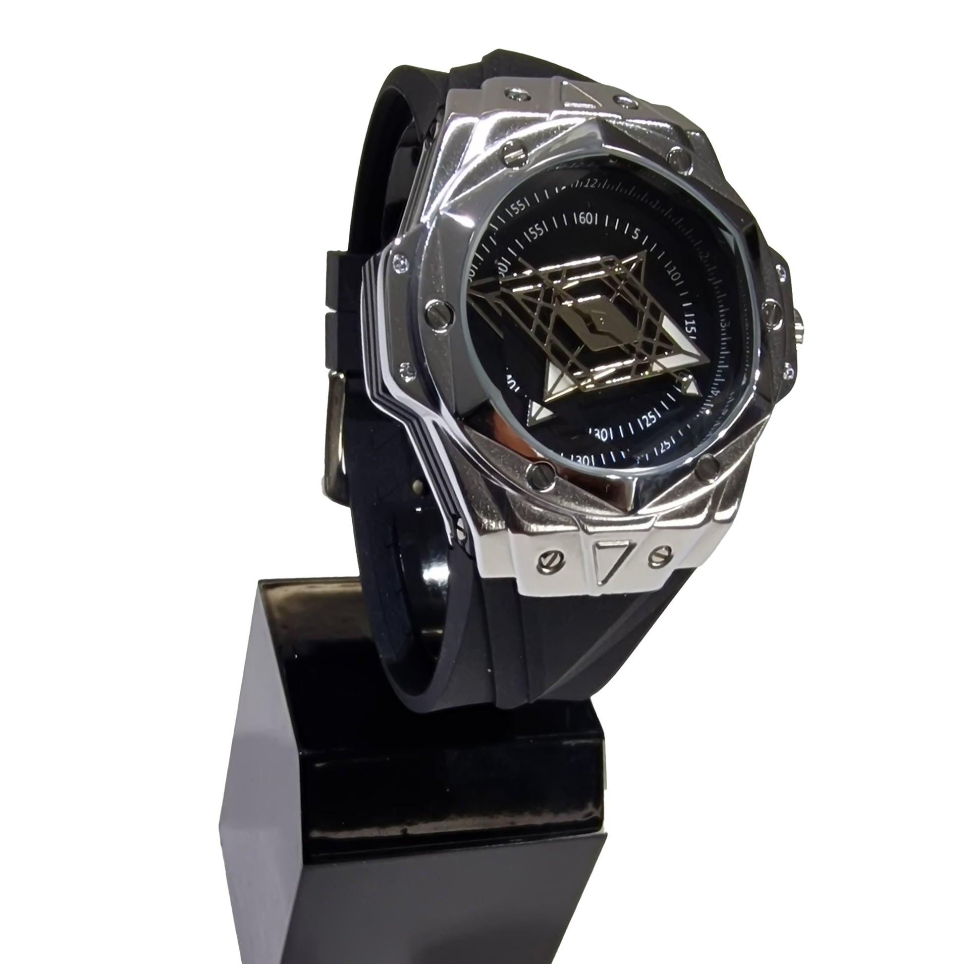 Montre homme vue de profil, boîtier argenté avec cadran noir et bracelet en silicone.