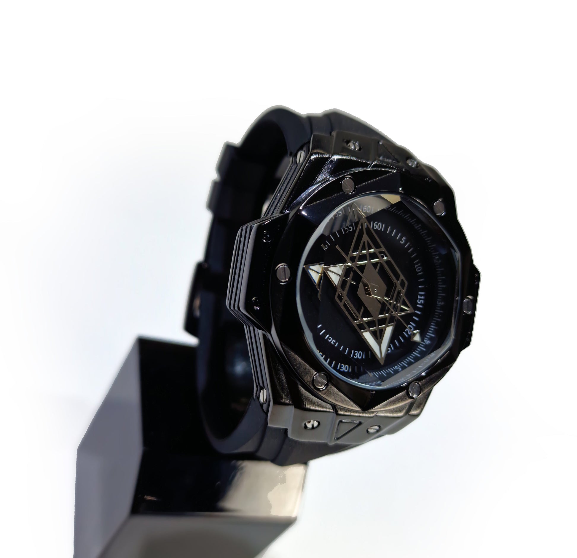 Montre homme vue latérale, cadran noir et boîtier sombre avec éléments argentés.