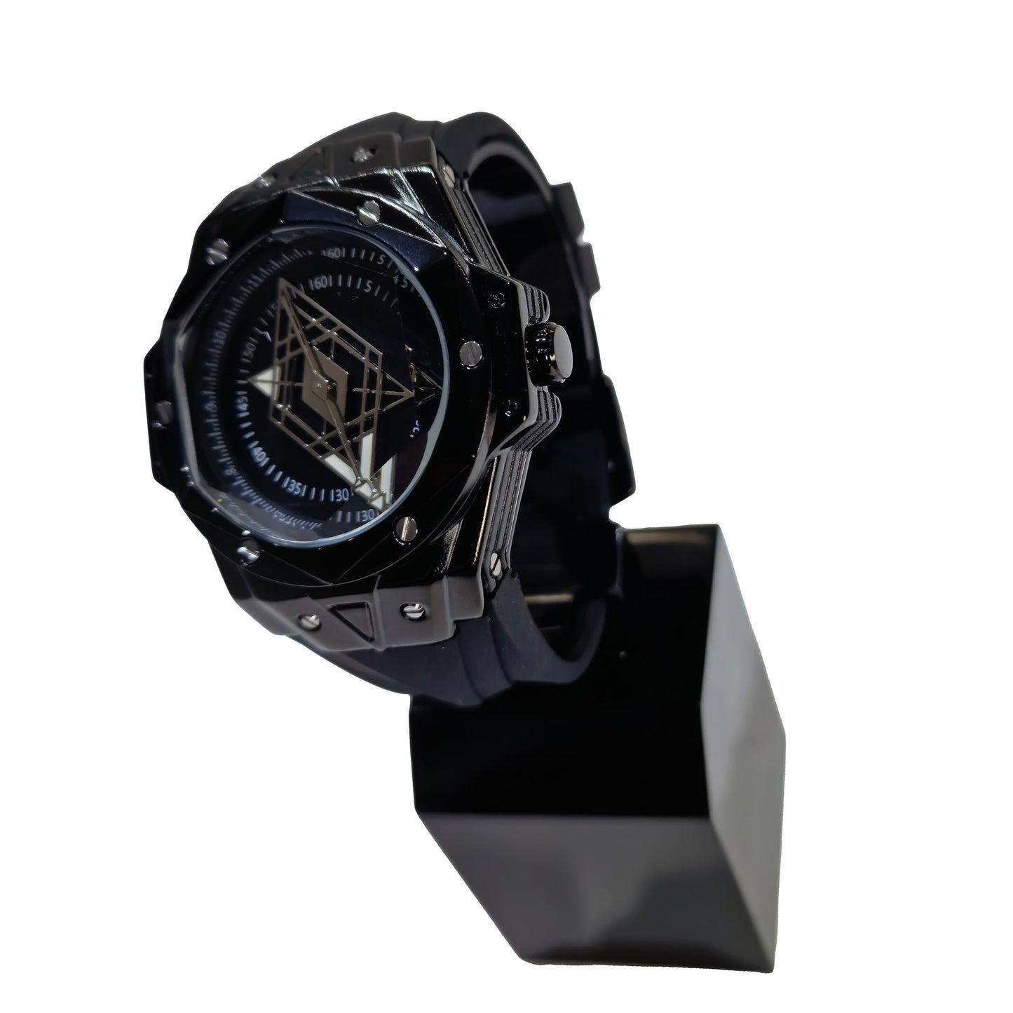 Montre homme avec cadran noir et boîtier noir, vue trois-quarts sur le côté droit.