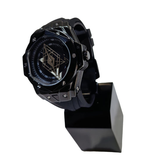 Montre homme avec cadran noir et boîtier noir, vue trois-quarts sur le côté droit.