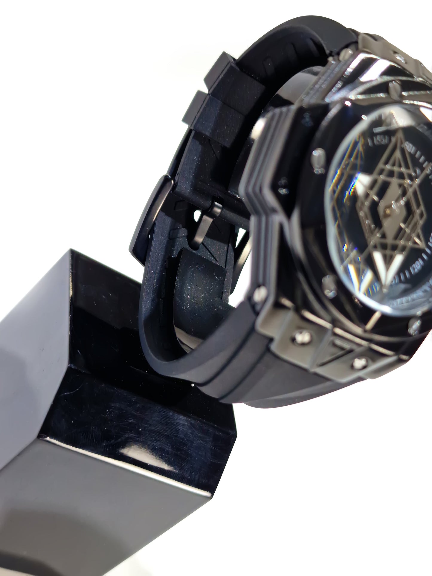 Montre homme noire vue de côté, bracelet silicone et cadran squeletté