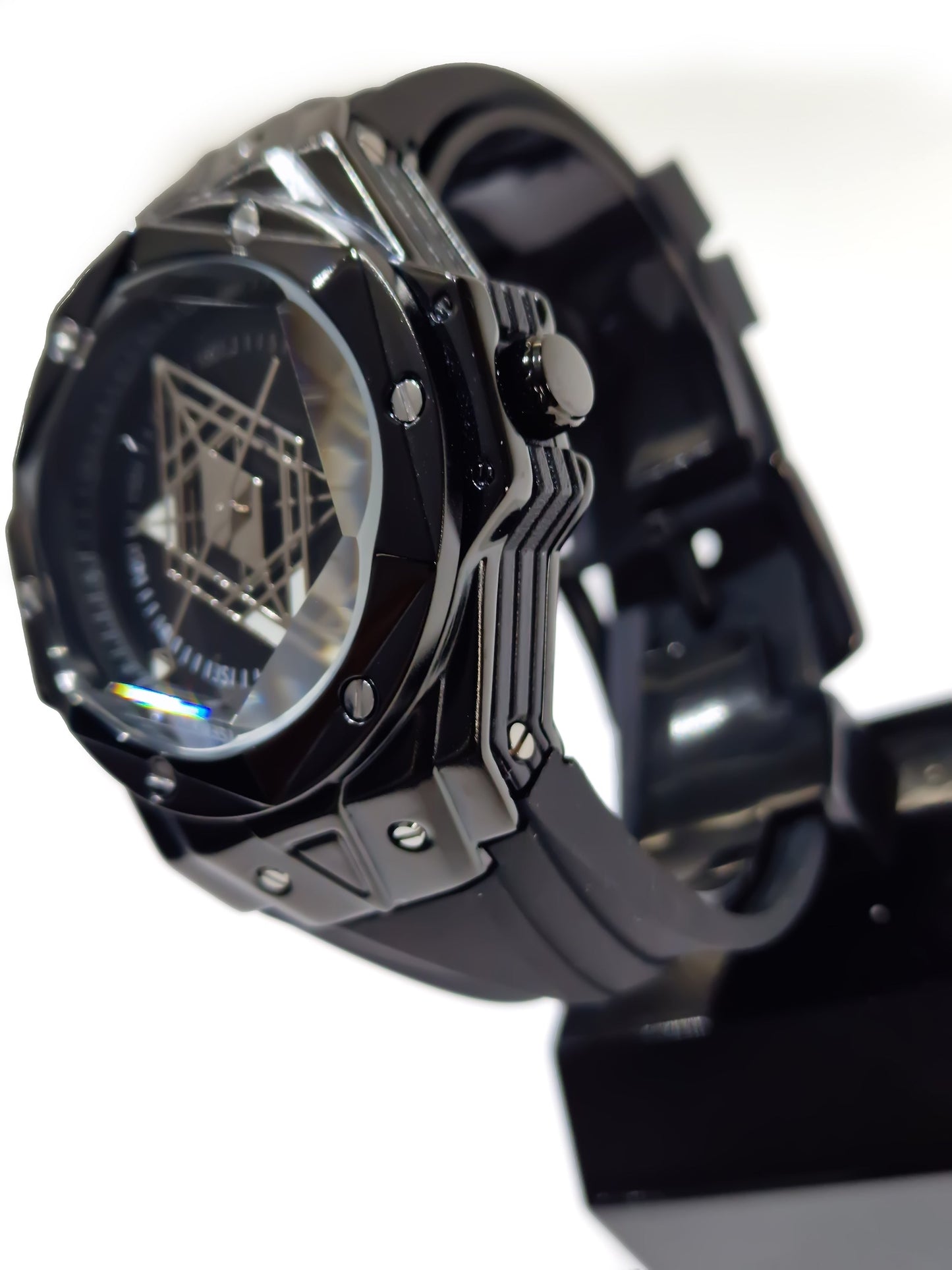 Montre homme noire vue en biais, boîtier métallique et bracelet silicone