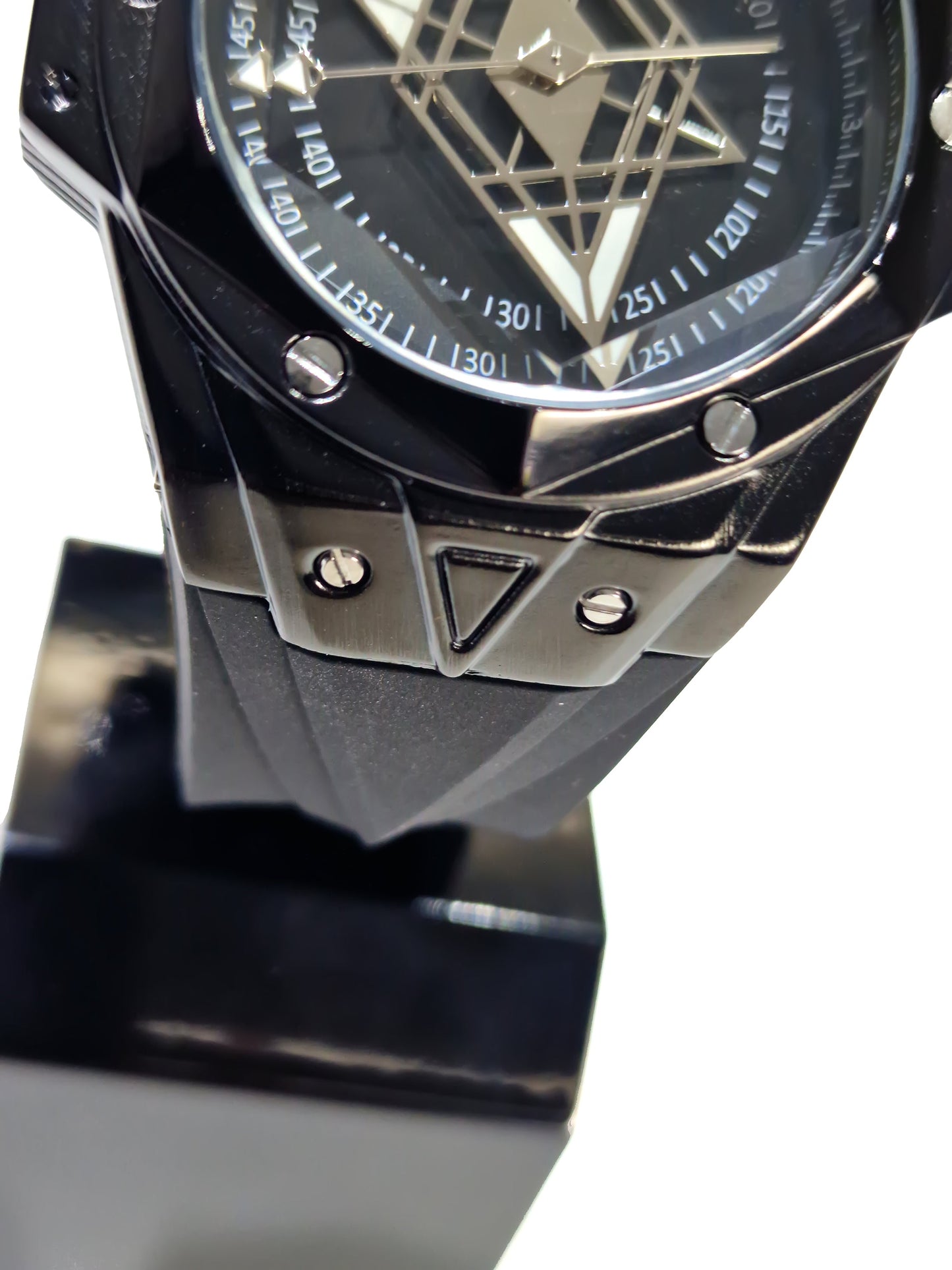 Montre homme noire : cadran squeletté et lunette avec vis décoratives