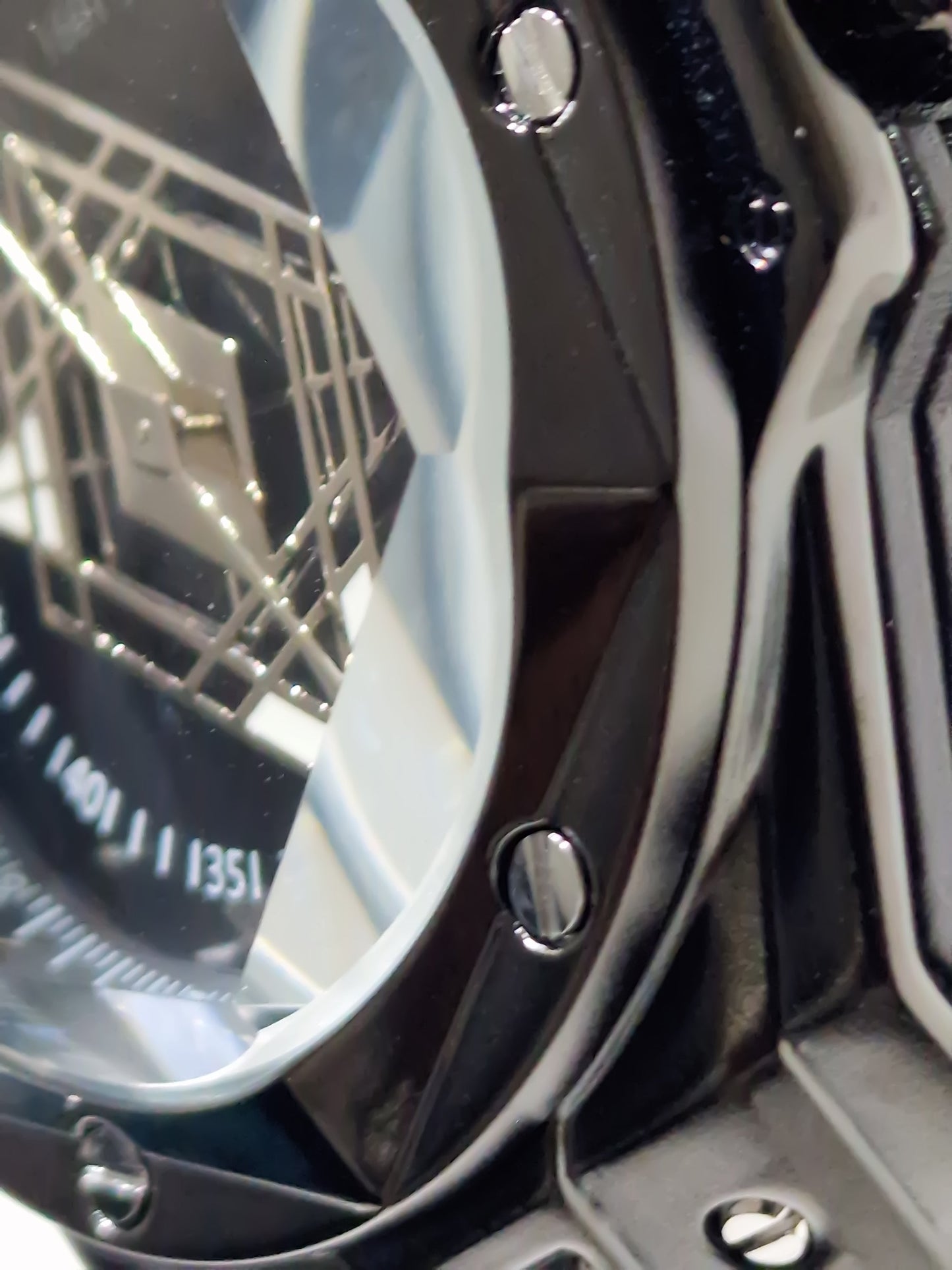 Montre homme noire : gros plan sur le cadran squeletté et la lunette