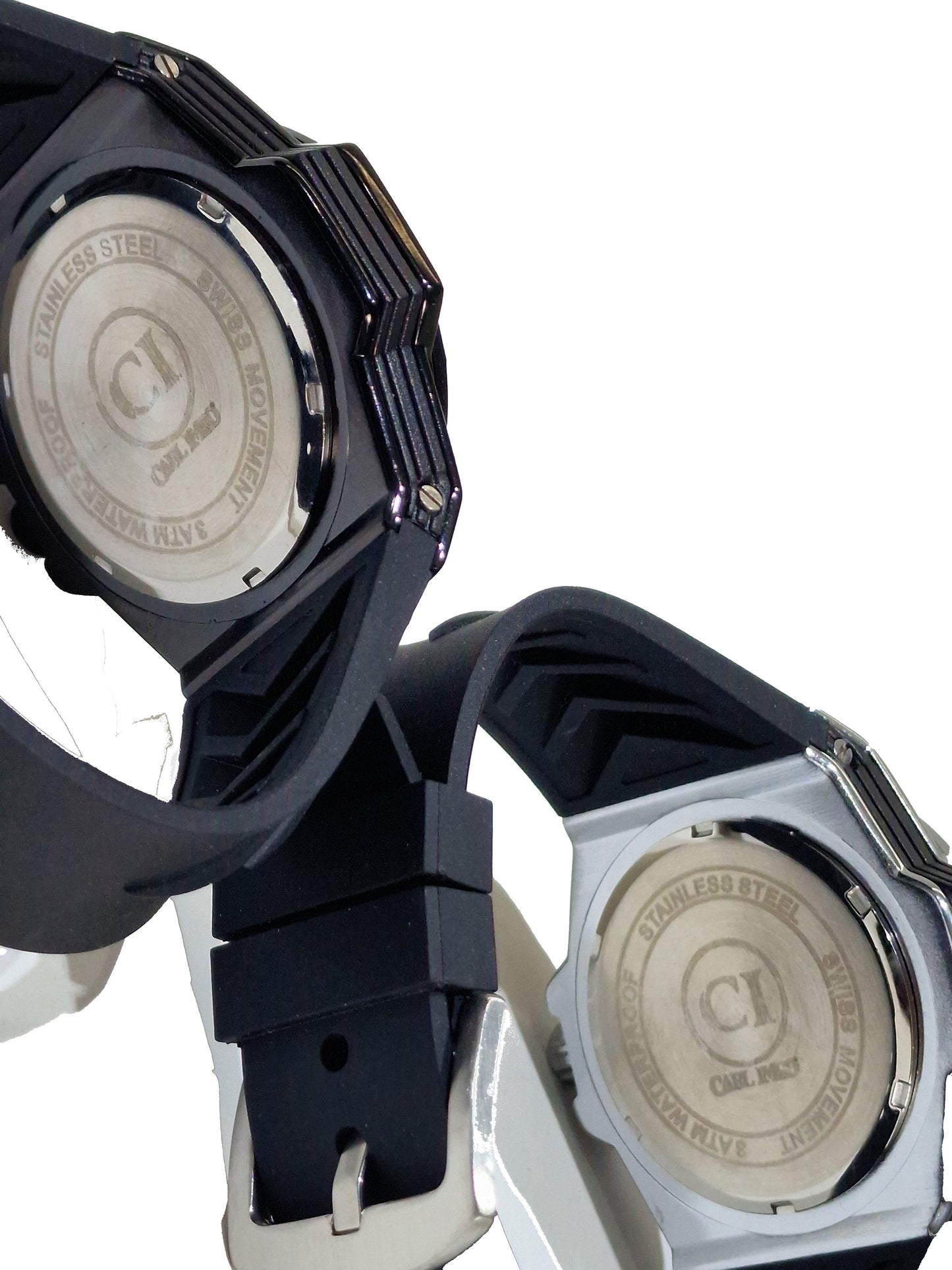 Montre homme noire vue arrière, fond gravé et bracelet silicone