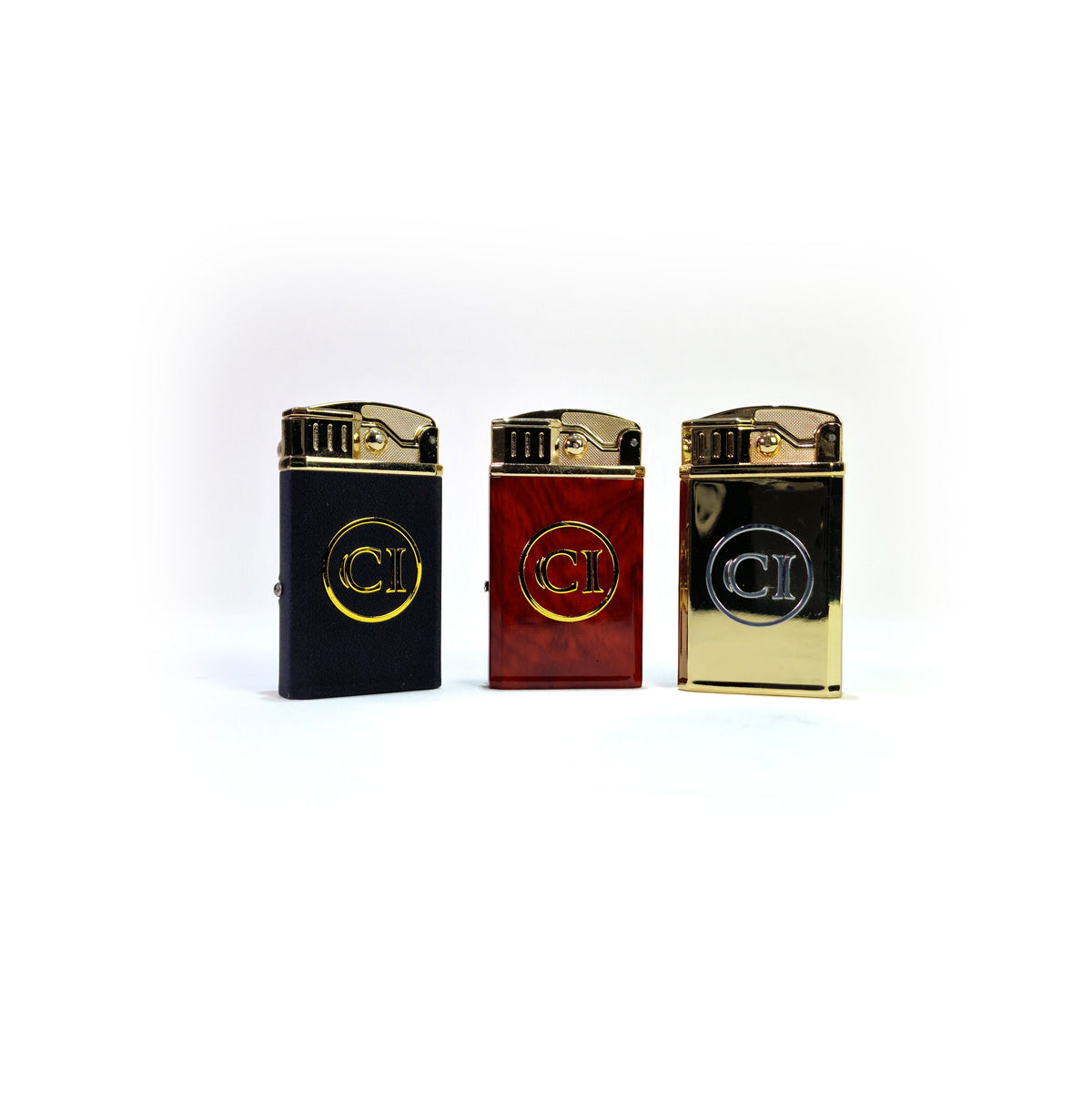 Montre-briquet noir, rouge et doré côte à côte, logos CI et cadrans bleus