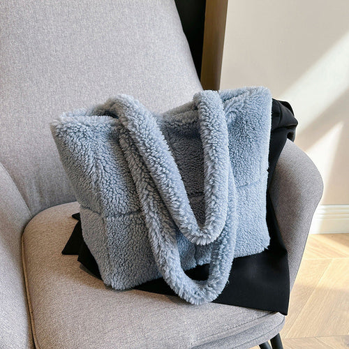 Sac cabas en peluche bleu clair, anses épaisses et intérieur rembourré