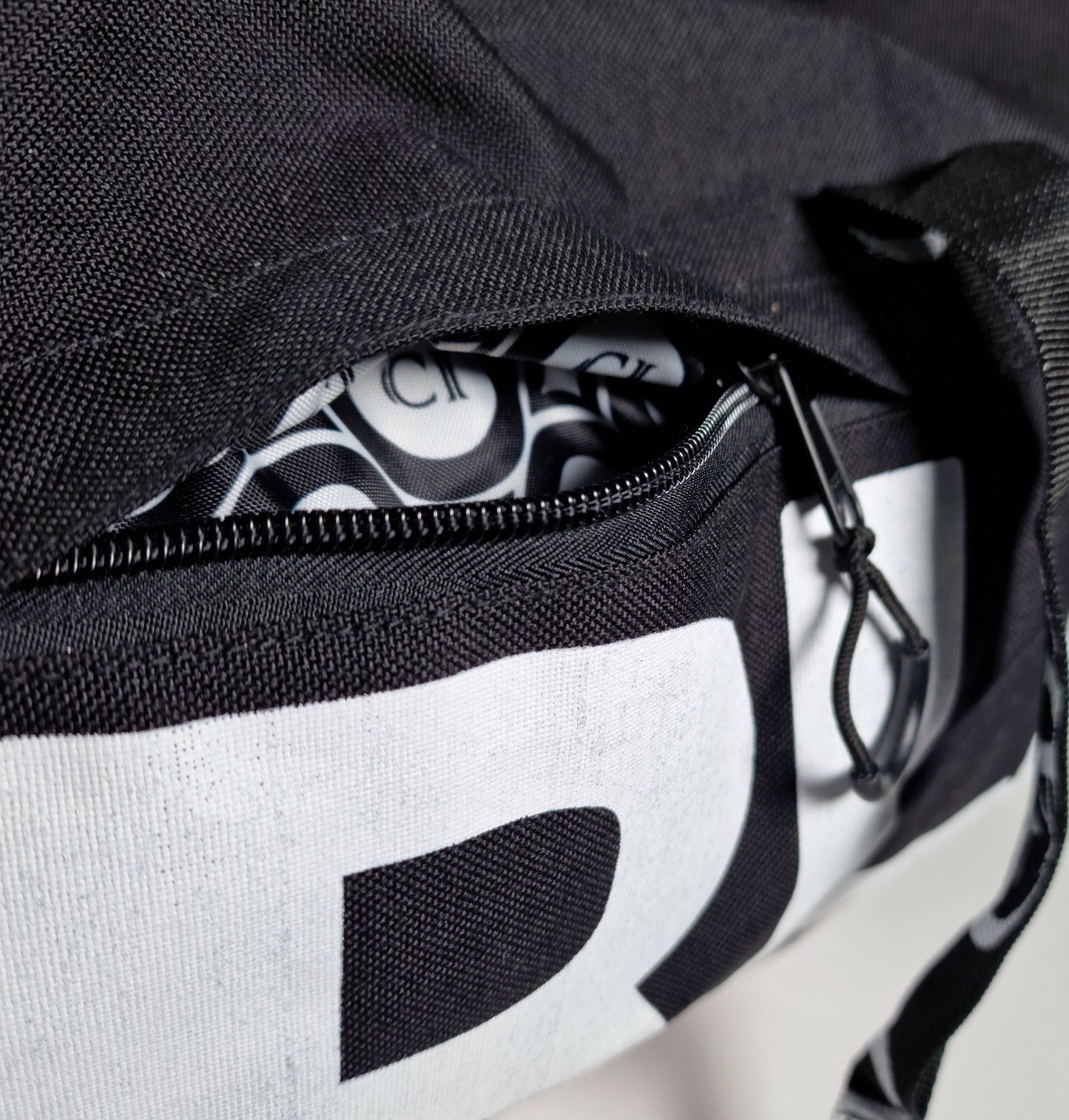 Tissu noir du sac de sport CRLi avec fermeture éclair et lettrage blanc