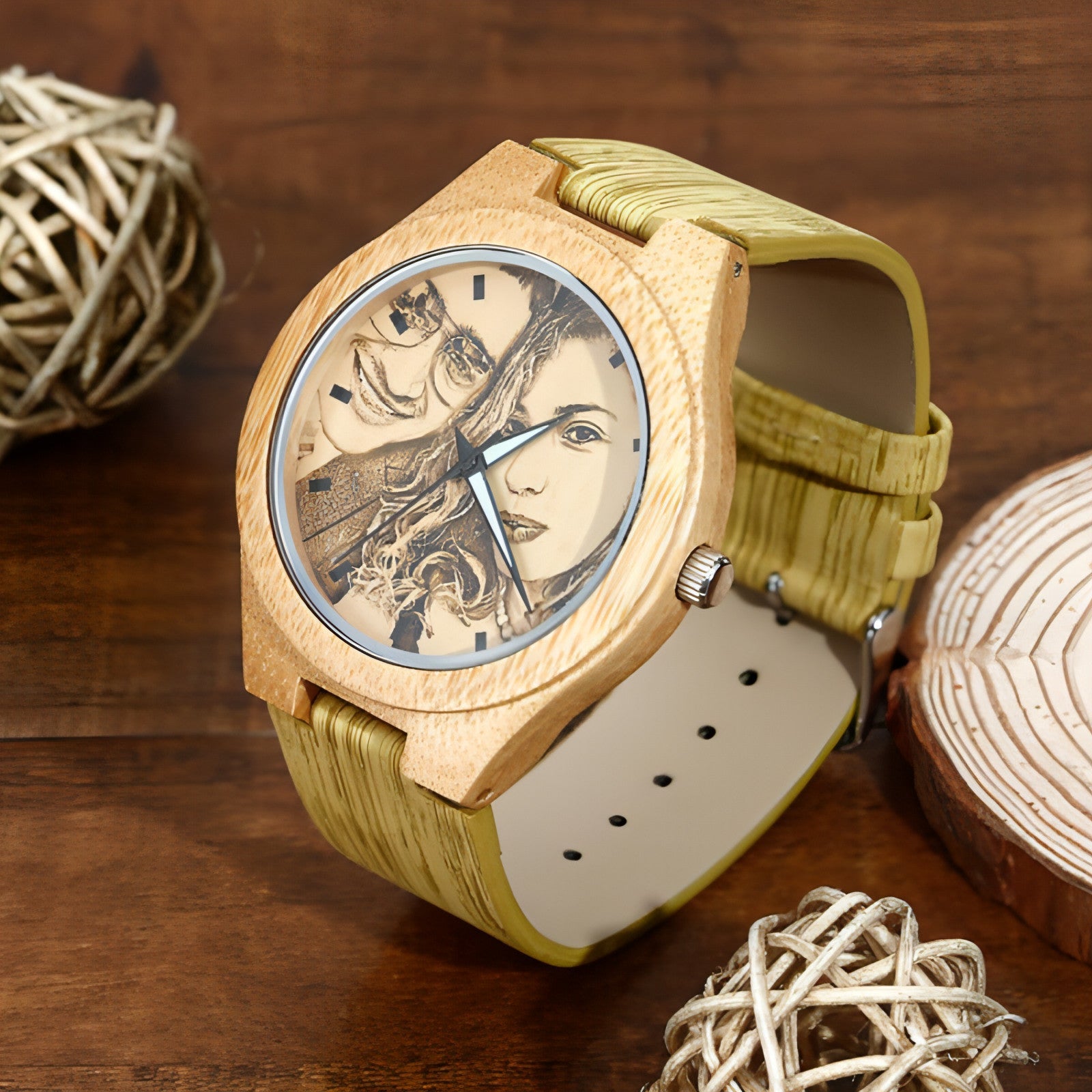 Montre ronde en bambou gravé, cadran photo, bracelet vert, boucle à ardillon