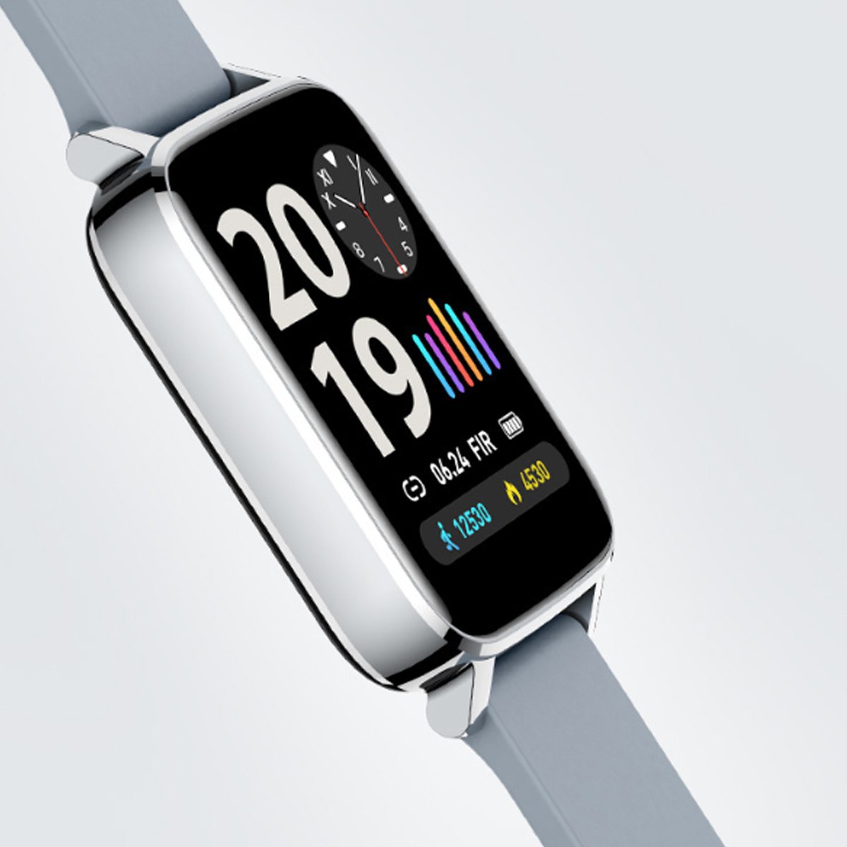 Montre connectée argentée bracelet gris clair, cadran noir avec chiffres 20 et 19