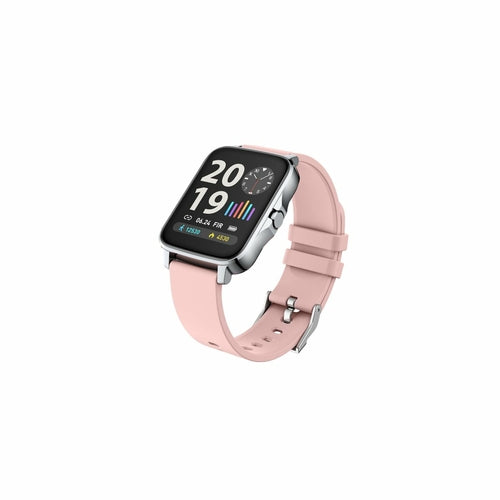 Montre connectée à boîtier argenté, bracelet rose clair, cadran noir avec chiffres.