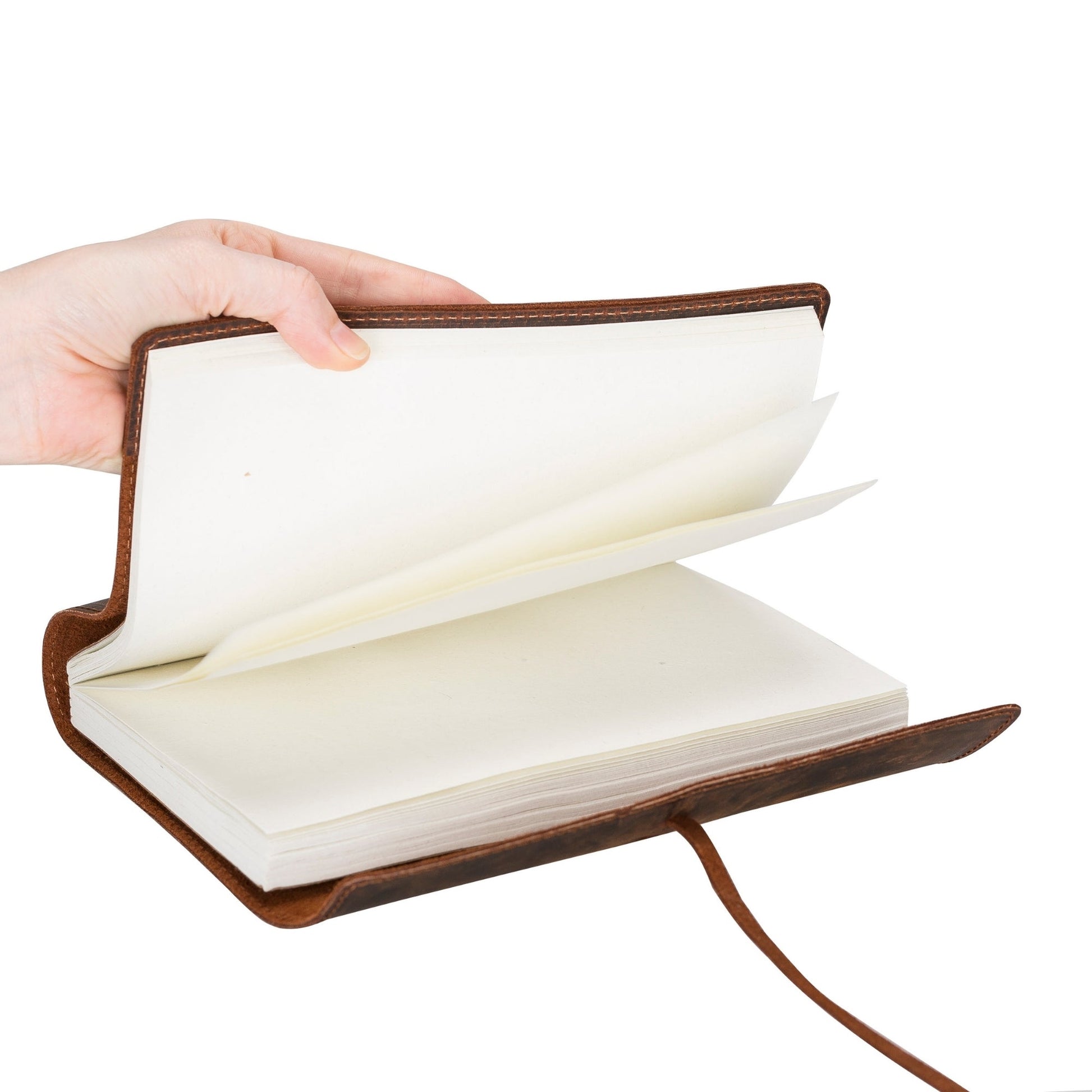 Protège-carnet en cuir marron ouvert, intérieur clair et sangle de fermeture