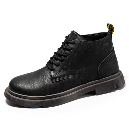 Bottes montantes en cuir noir, lacets, semelle épaisse et coutures sur le dessus.