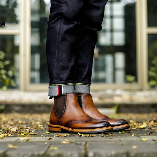 Bottes montantes en cuir marron, bouts arrondis, semelle épaisse et lacets discrets.