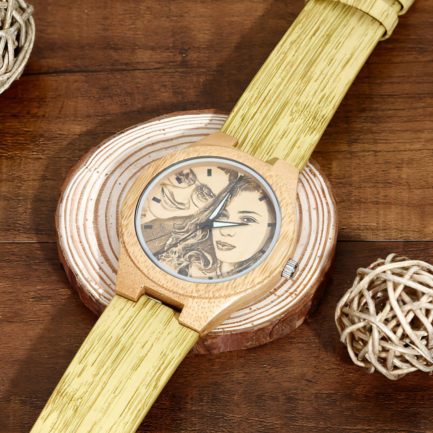 Montre en bambou gravé, cadran photo rond, bracelet vert, vue de dessus