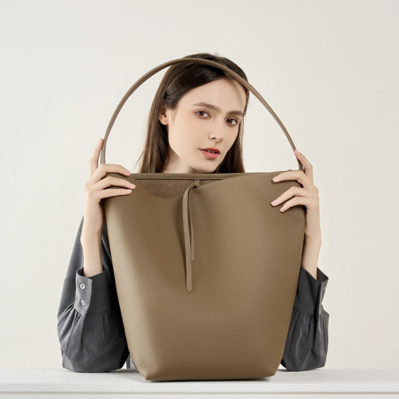 Sac seau en cuir Ideluxe™, grand format minimaliste, anses courbes, cordon noué, gris
