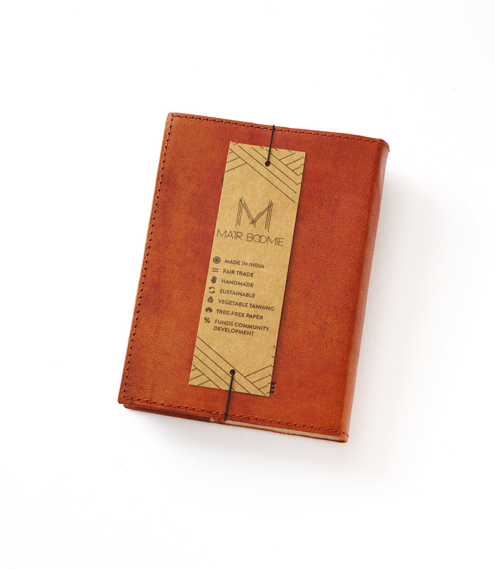 Carnet cuir brique avec étiquette intérieure et coutures visibles