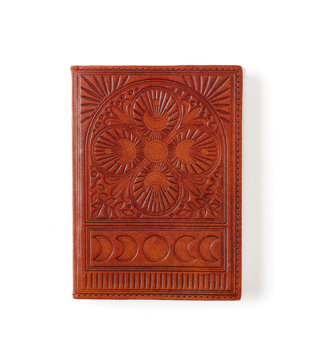 Carnet en cuir embossé brique, motif fleurs et lunes, fermeture bord à bord