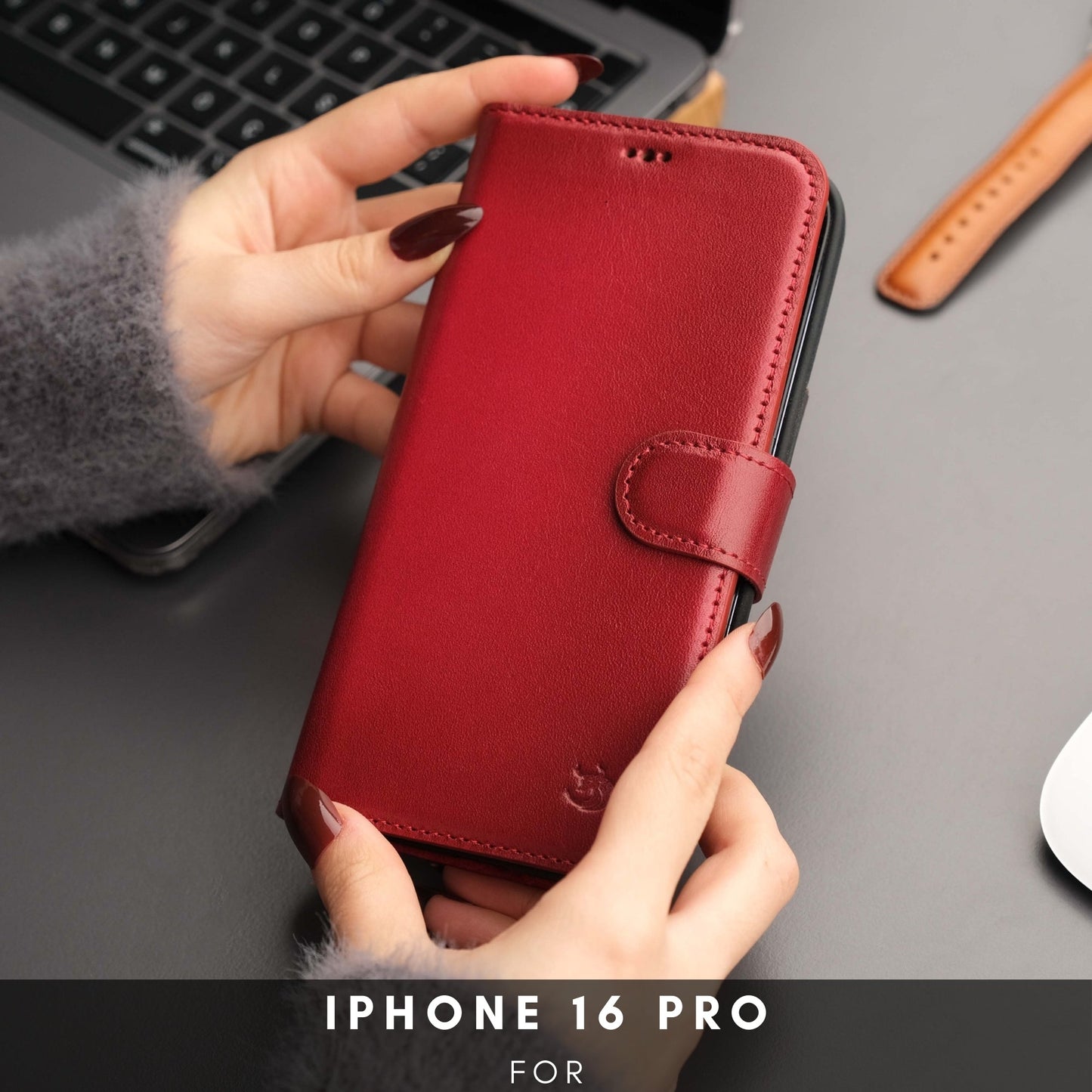 Coque portefeuille en cuir rouge pour iPhone 16 Pro, rabat avec sangle, finition rouge.