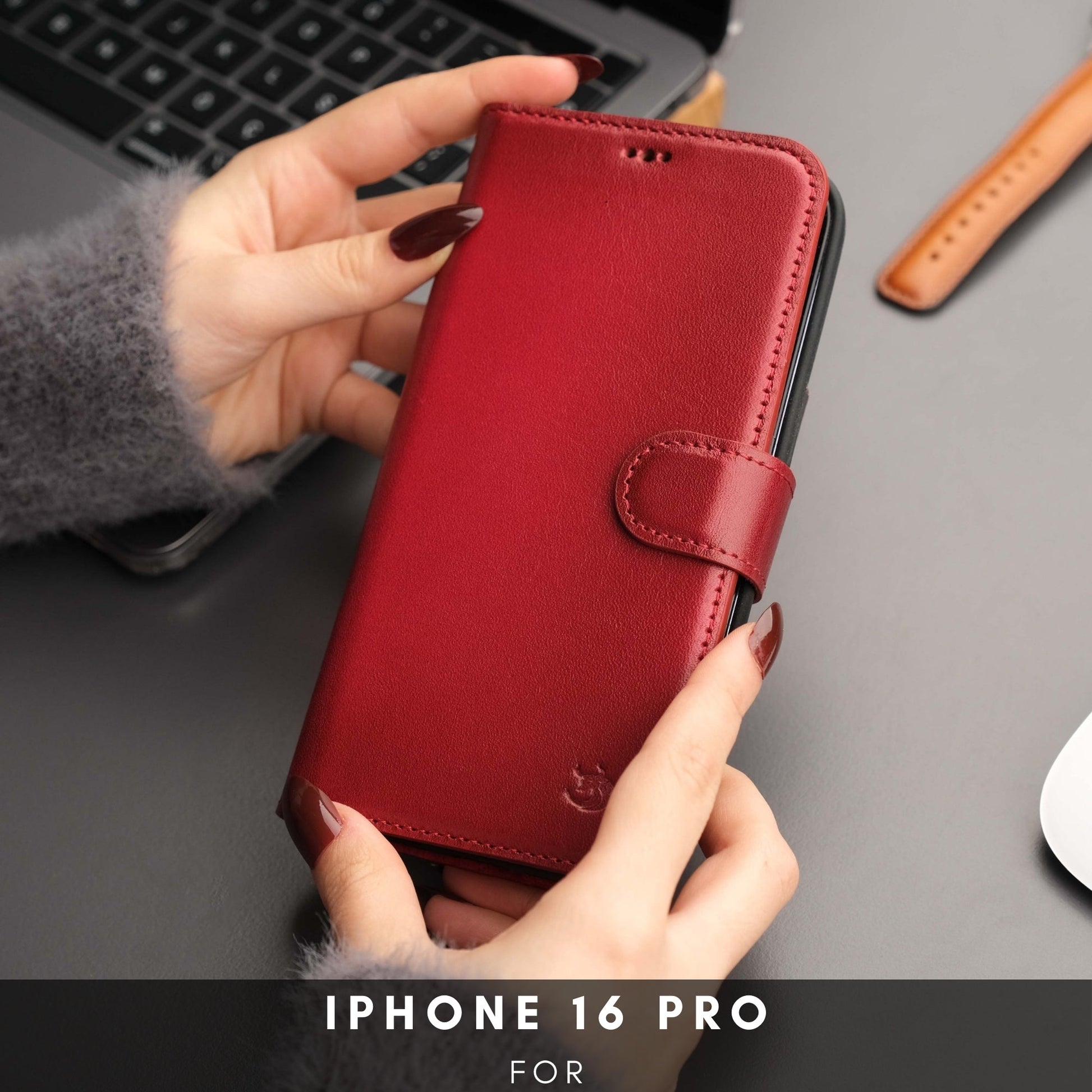 Coque portefeuille en cuir rouge pour iPhone 16 Pro, rabat avec sangle, finition rouge.