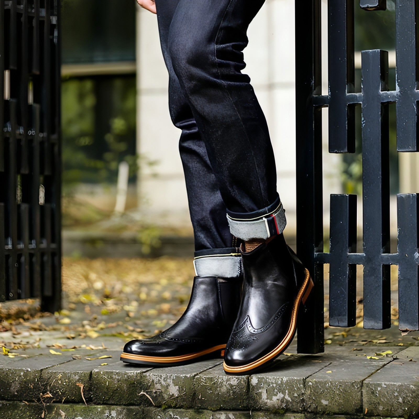 Bottes montantes en cuir noir, lacets, semelle épaisse contrastée et coutures visibles.