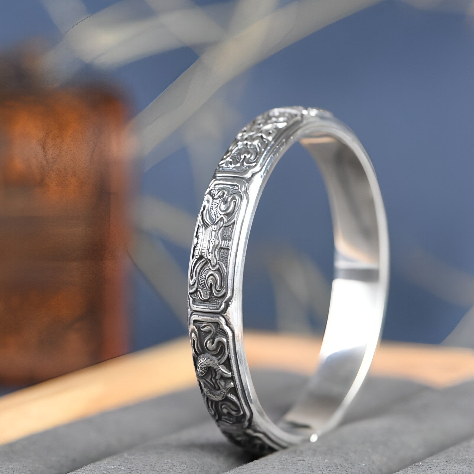 Bracelet manchette argent 999 vu de côté, motif gravé et bords polis.