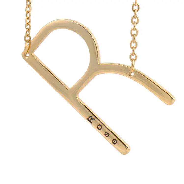 Collier doré en acier titane avec pendentif lettre incurvée, chaîne à maillons.