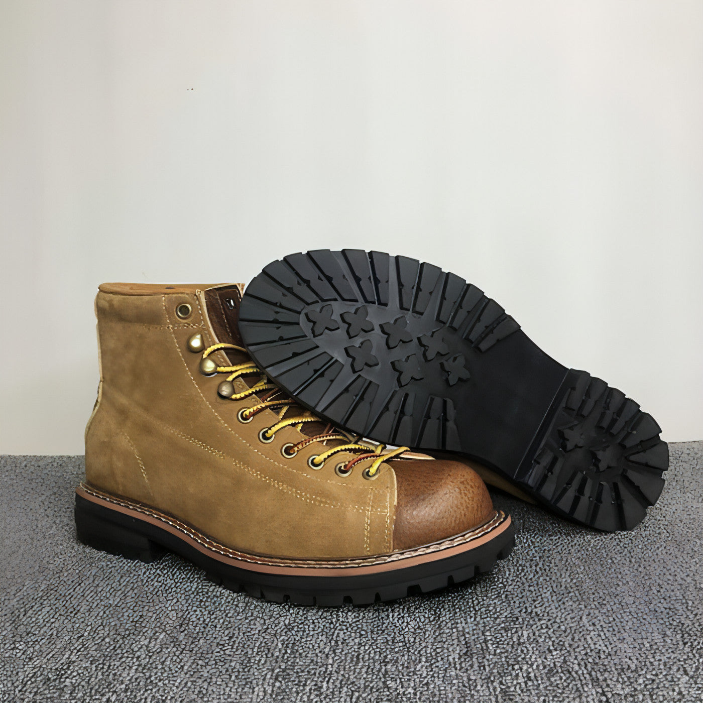 Botte en cuir marron avec semelle extérieure noire à crampons