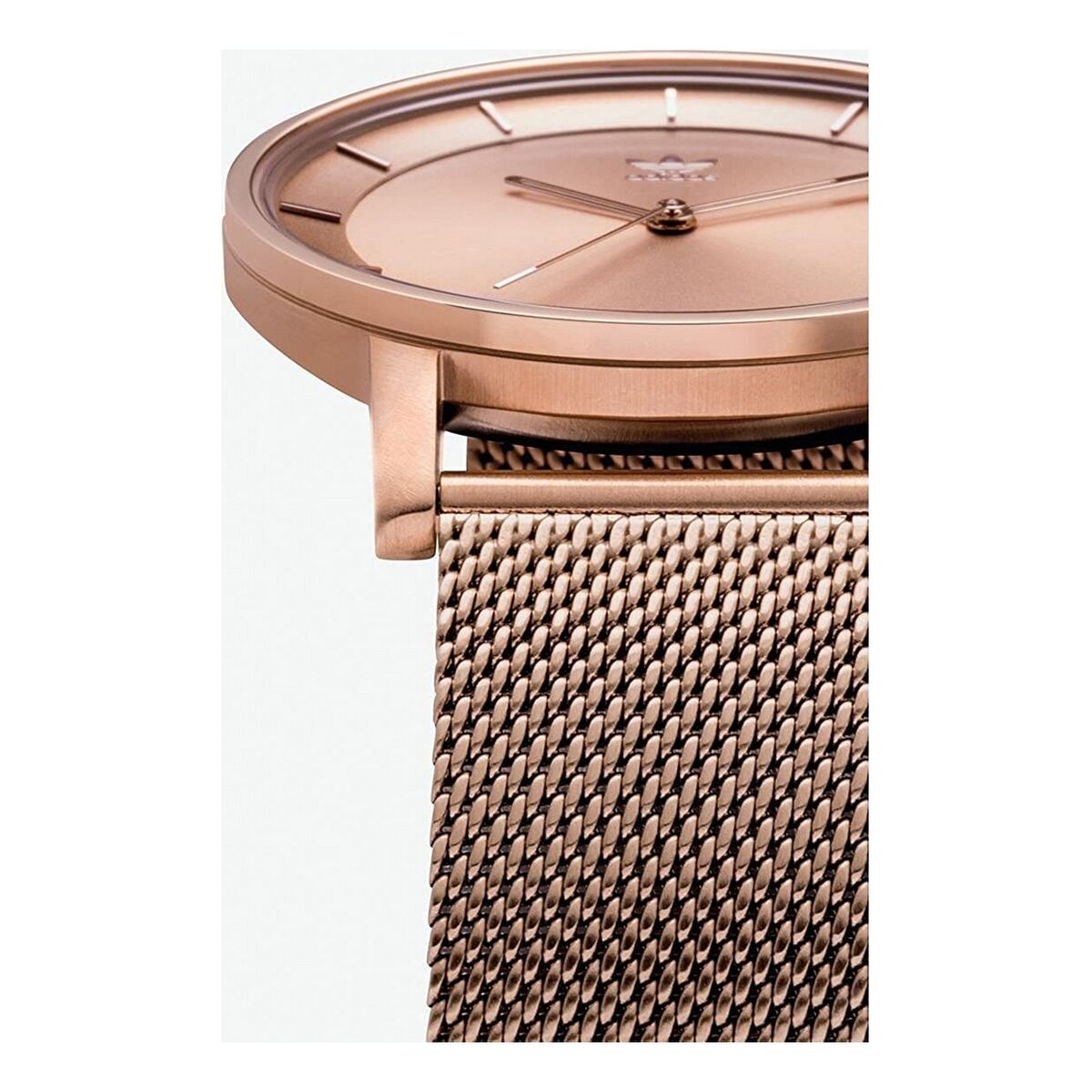 Montre Adidas rose doré, vue cadran avec aiguilles et logo sur le bord