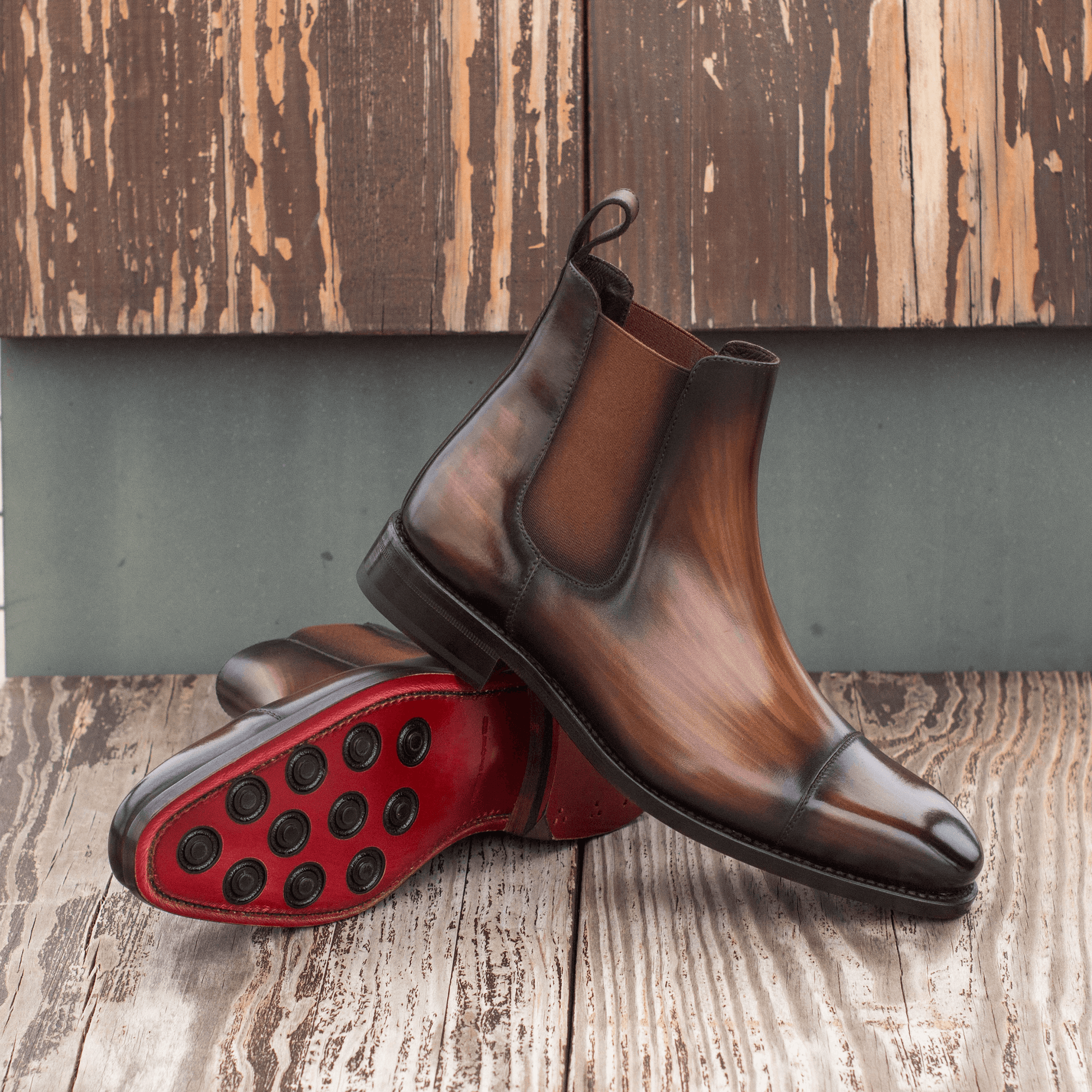 Bottes Chelsea homme en cuir patiné brun, vue latérale avec semelles rouges à picots