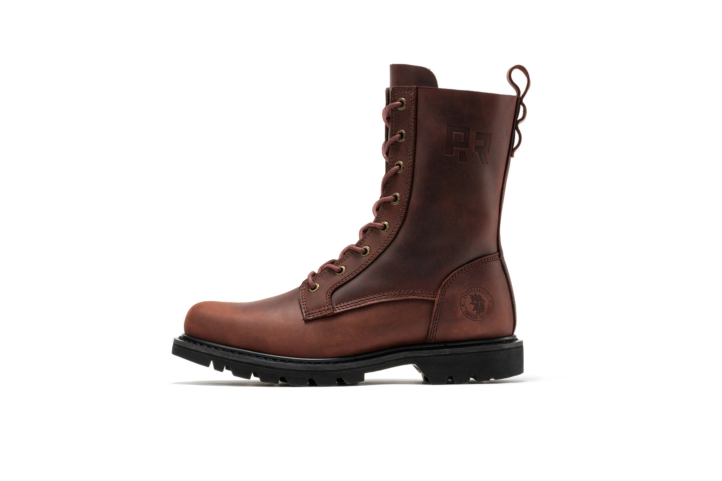 Botte de travail en cuir marron, vue trois-quarts avec lacets et semelle noire crantée