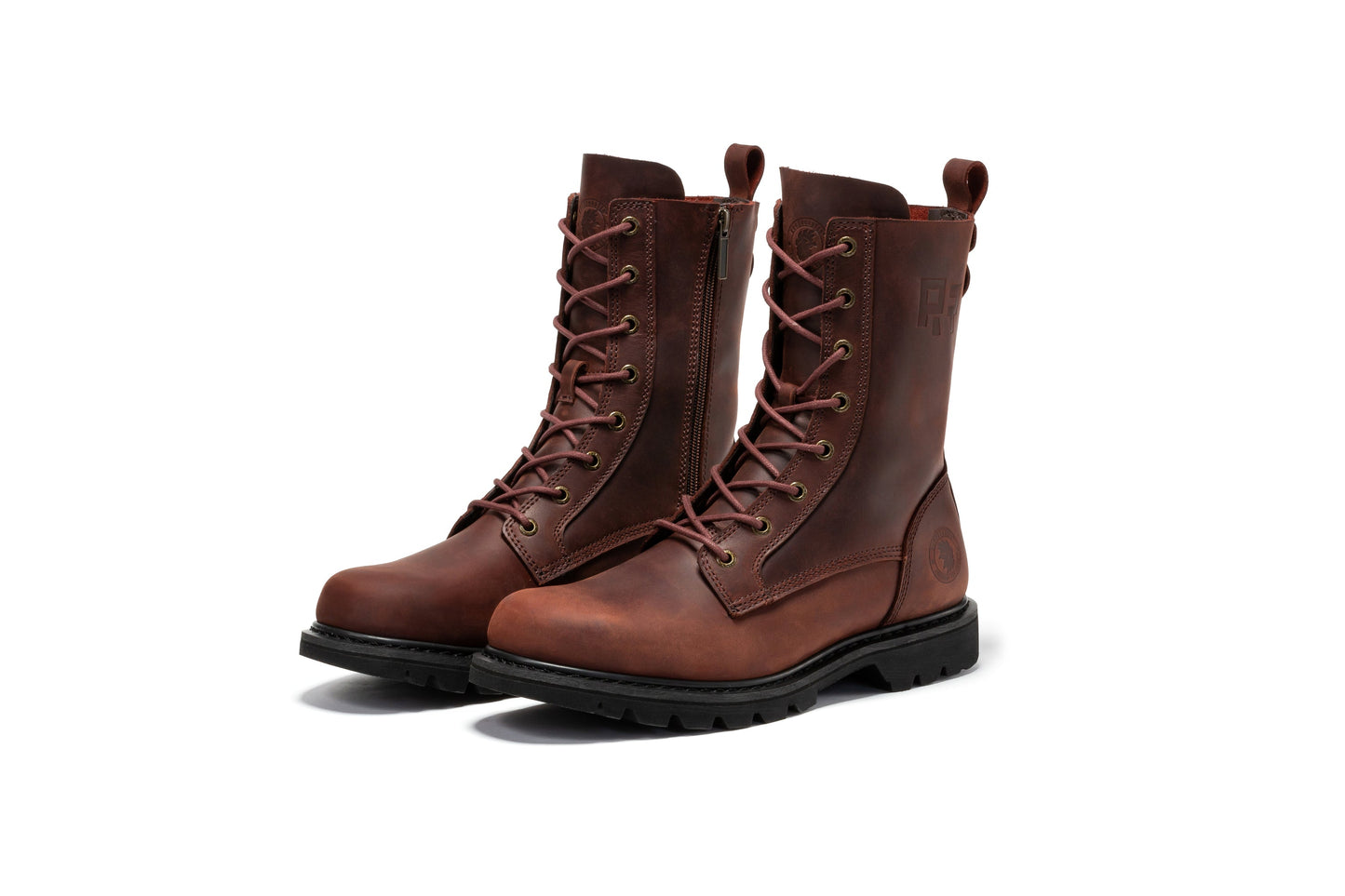 Paire de bottes en cuir marron avec lacets, semelles noires crantées, vue diagonale