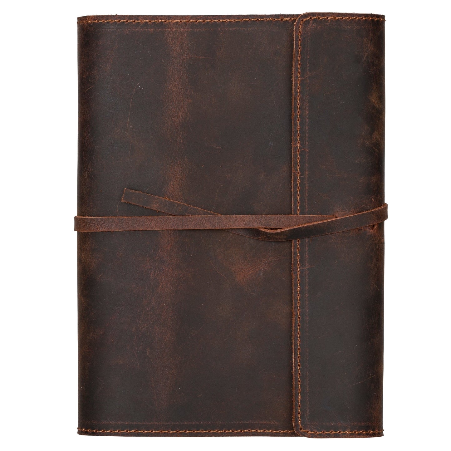 Protège-carnet en cuir marron fermé, surpiqûres visibles et sangle centrale