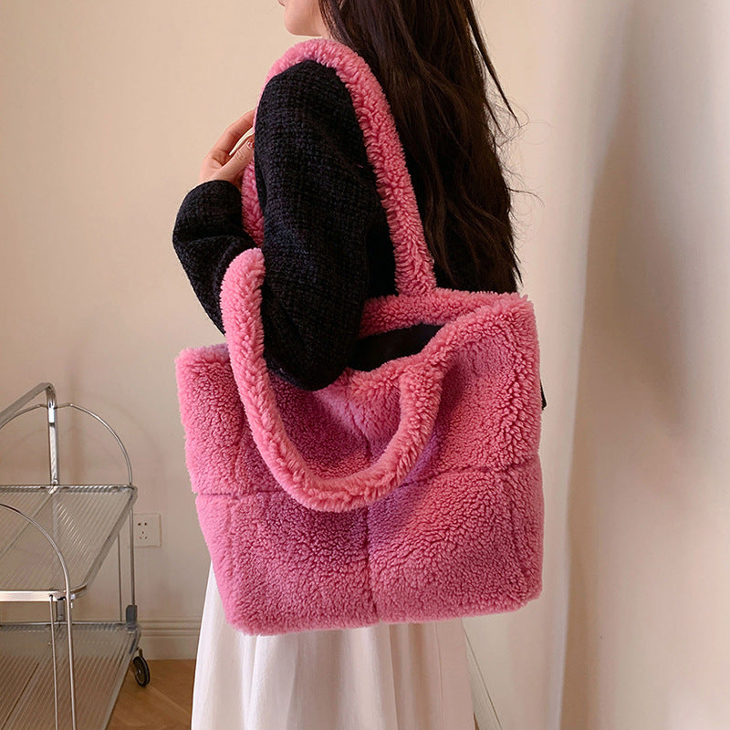 Sac cabas en peluche rose fuchsia, anses épaisses et intérieur noir visible