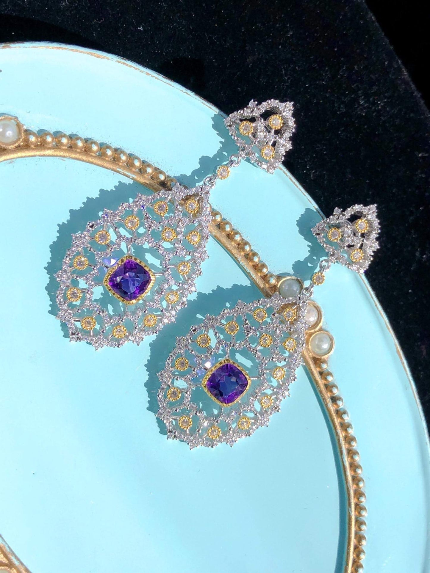 Boucles d’oreilles pendantes motif goutte, améthyste violette, finitions dorées