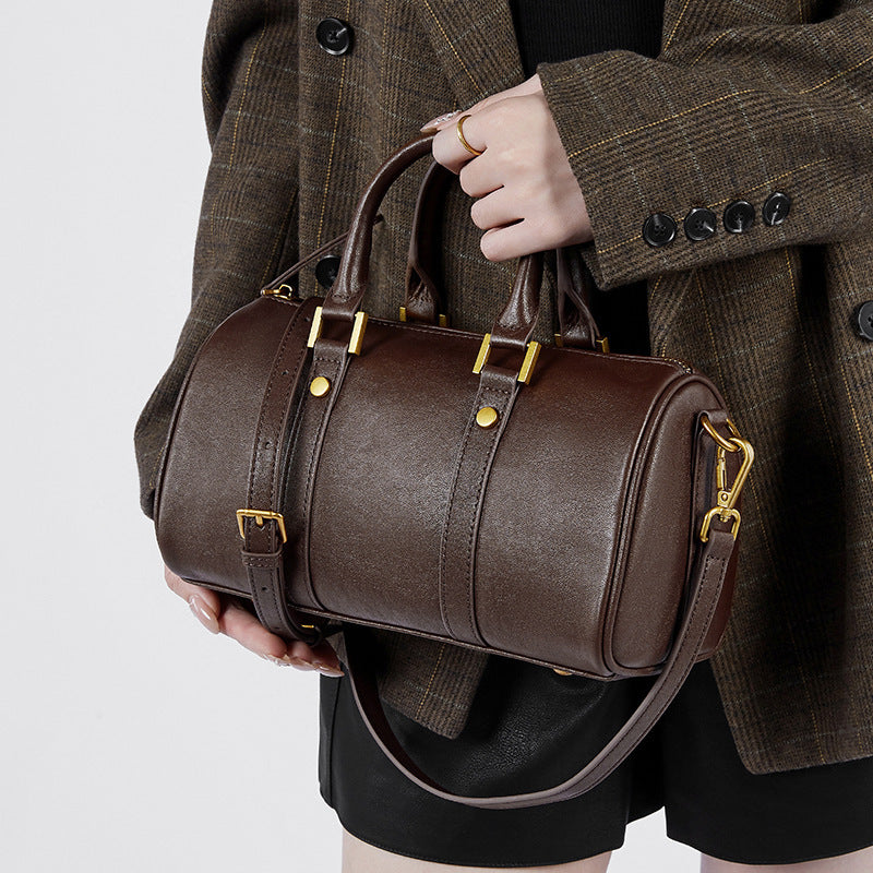 Sac bandoulière en cuir marron foncé avec poignée courte et bandoulière, fermeture zippée