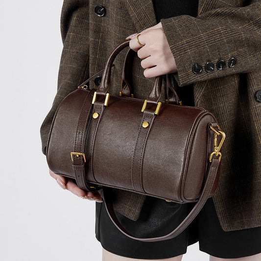 Sac bandoulière en cuir marron foncé avec poignée courte et bandoulière, fermeture zippée