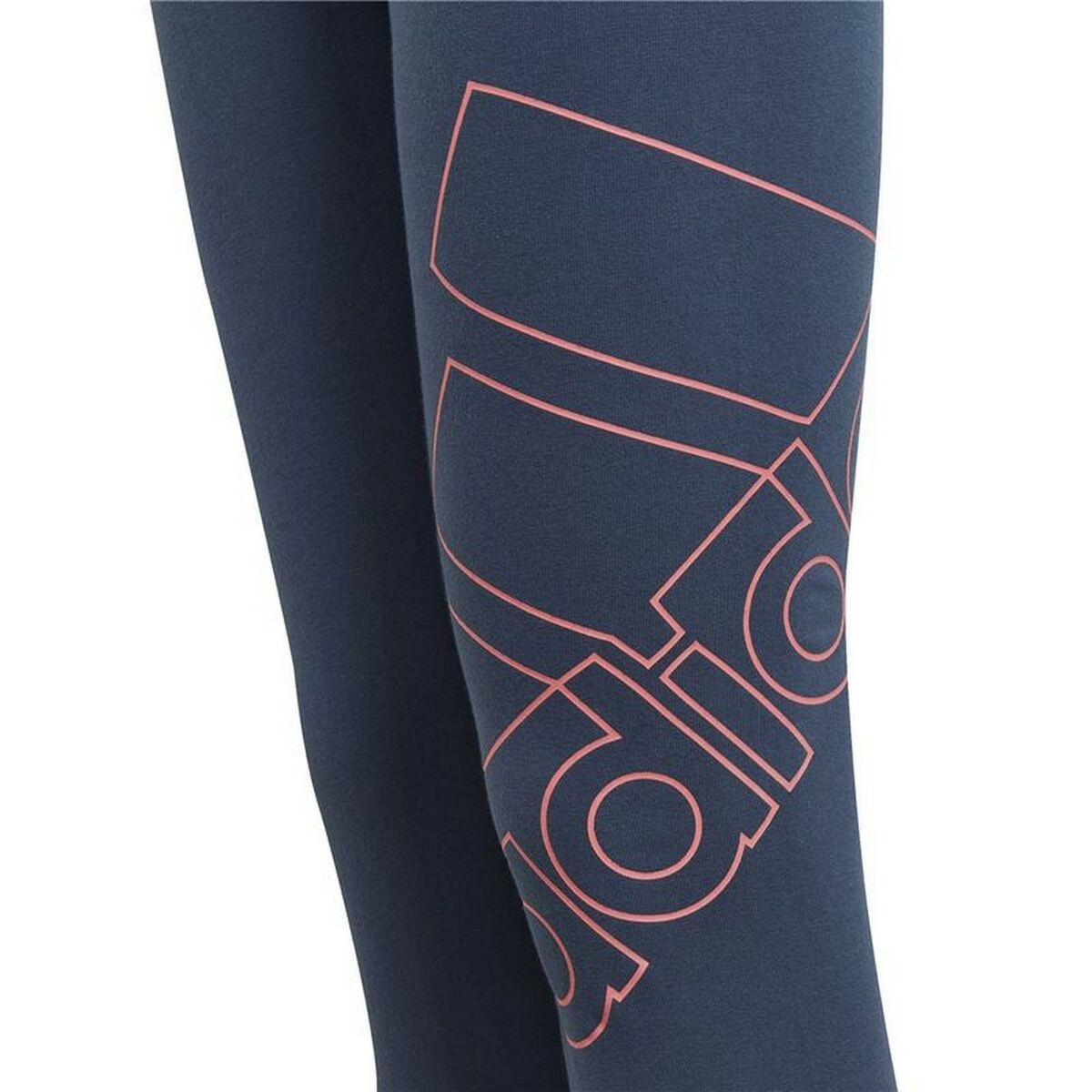 Détail legging bleu marine : impression graphique rouge/orange sur la jambe