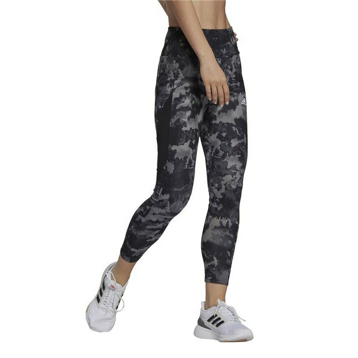 Leggings Adidas imprimé camouflage noir et gris, vue de profil sur les jambes