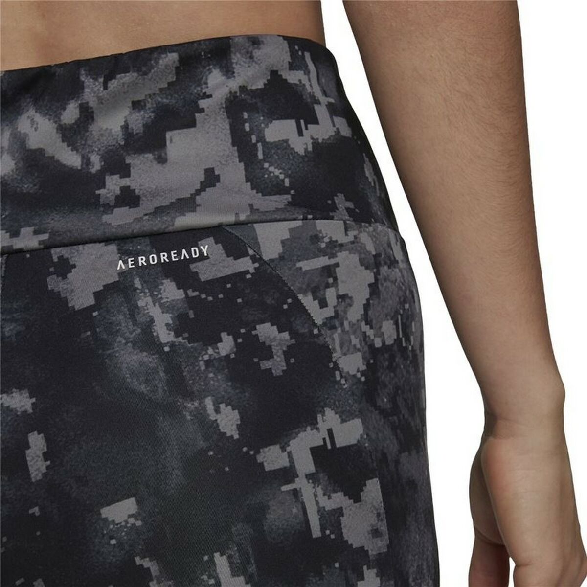 Leggings Adidas imprimé camouflage, logo et inscription AEROREADY sur le tissu