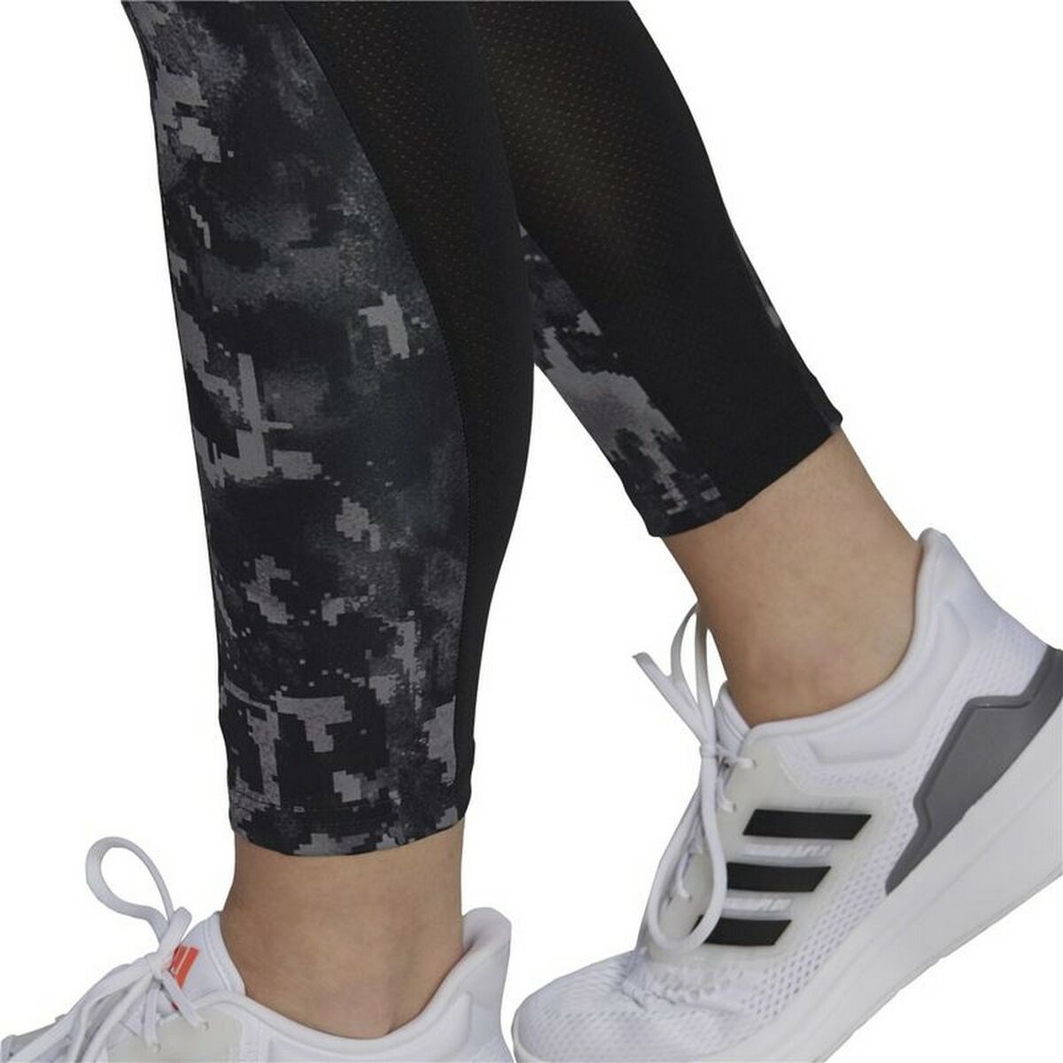 Leggings Adidas imprimé camouflage noir et gris, détail de la texture sur la jambe