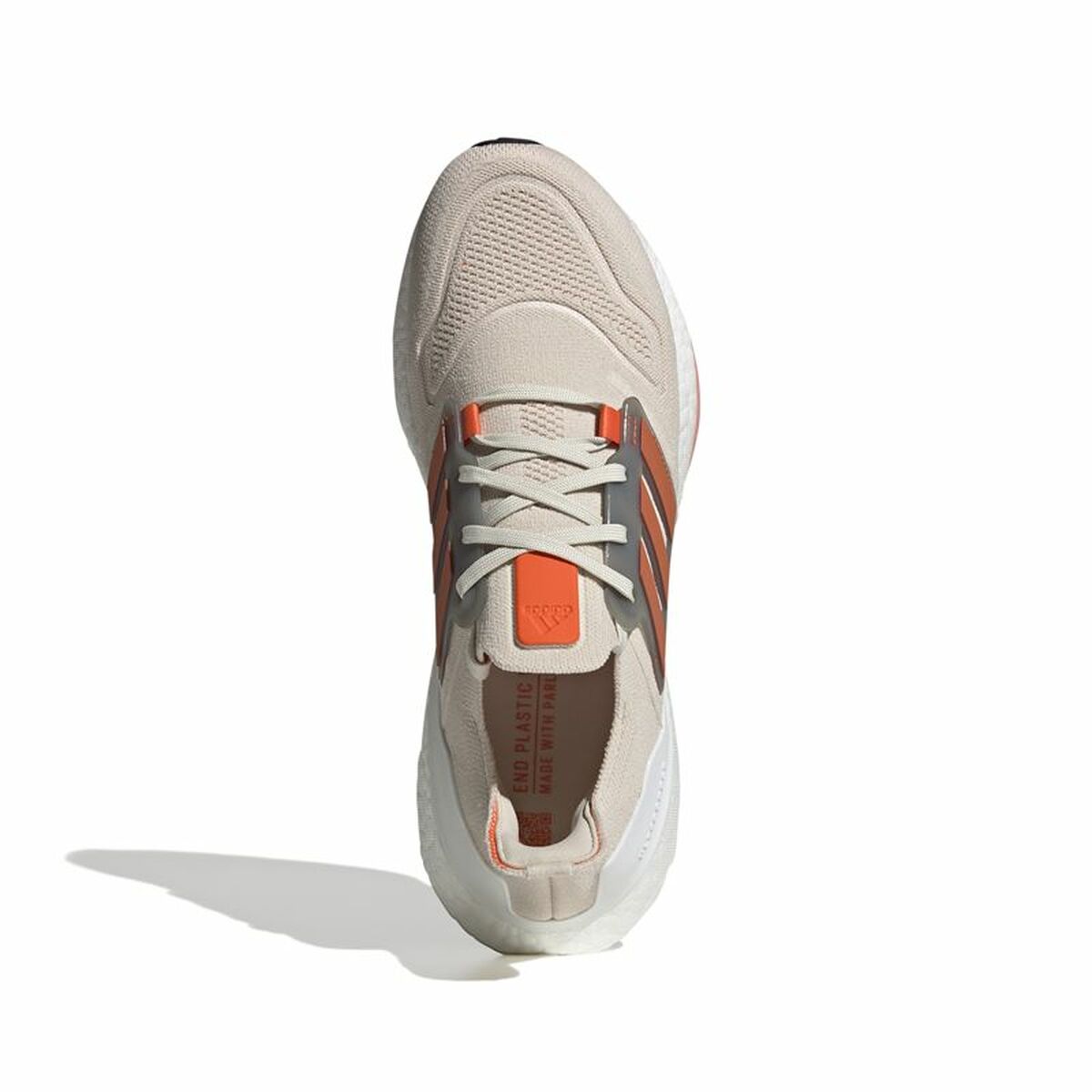 Chaussure de running Adidas Ultraboost 22 beige, profil du dessus, lacets blancs et détails orange