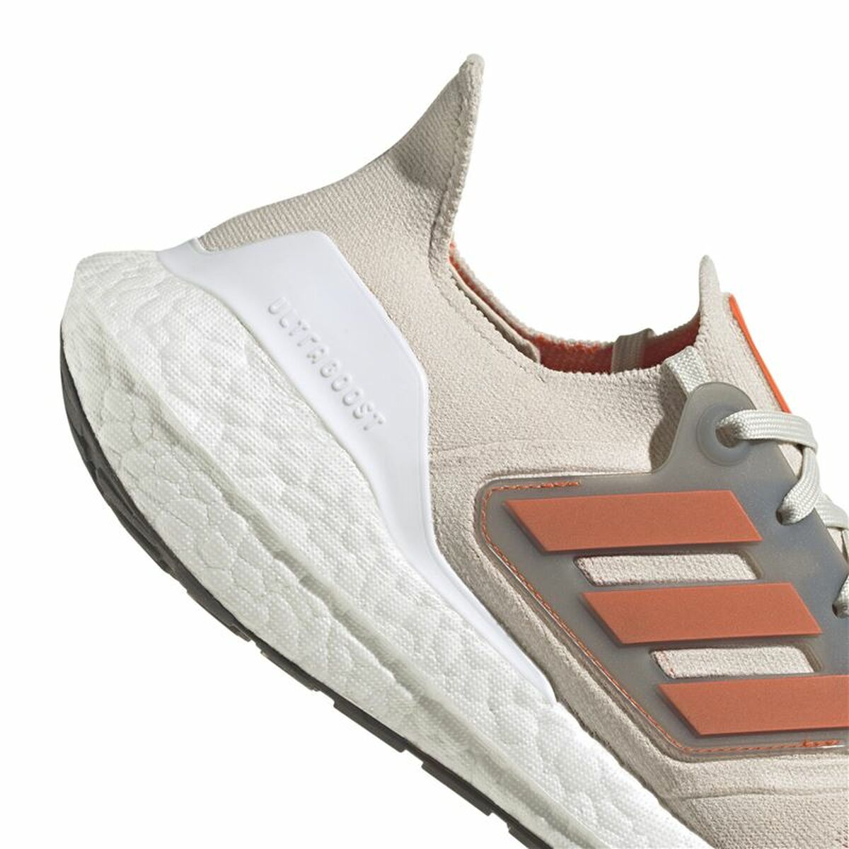 Chaussure de running Adidas Ultraboost 22 beige, semelle blanche et empiècements orange