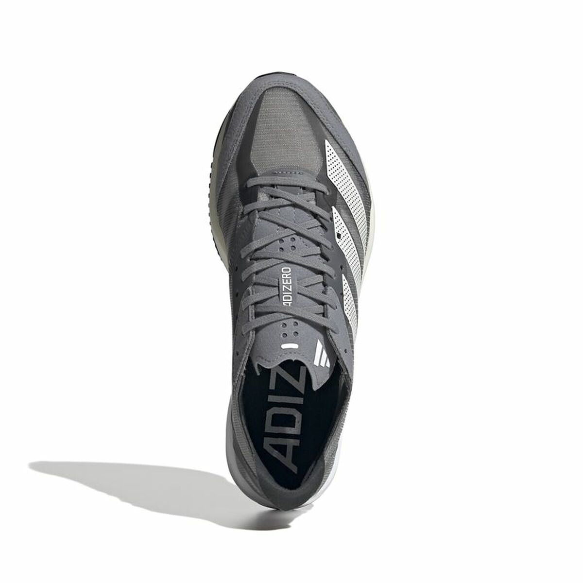 Chaussure de course Adidas gris foncé, vue latérale, semelle claire et logo arrière
