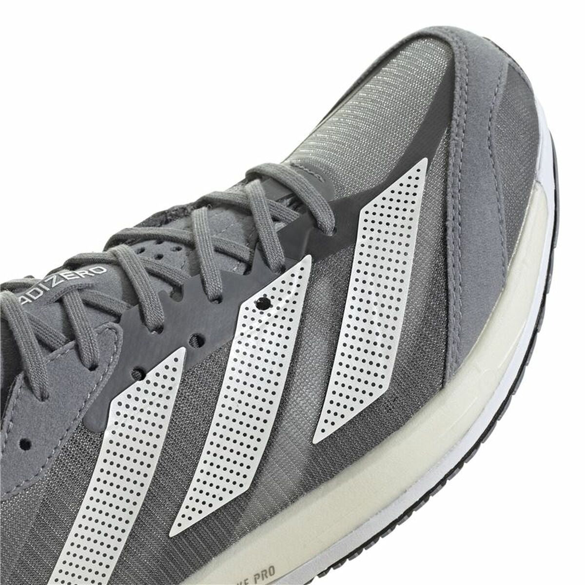 Chaussure de course Adidas gris foncé, 3 bandes blanches perforées, laçage