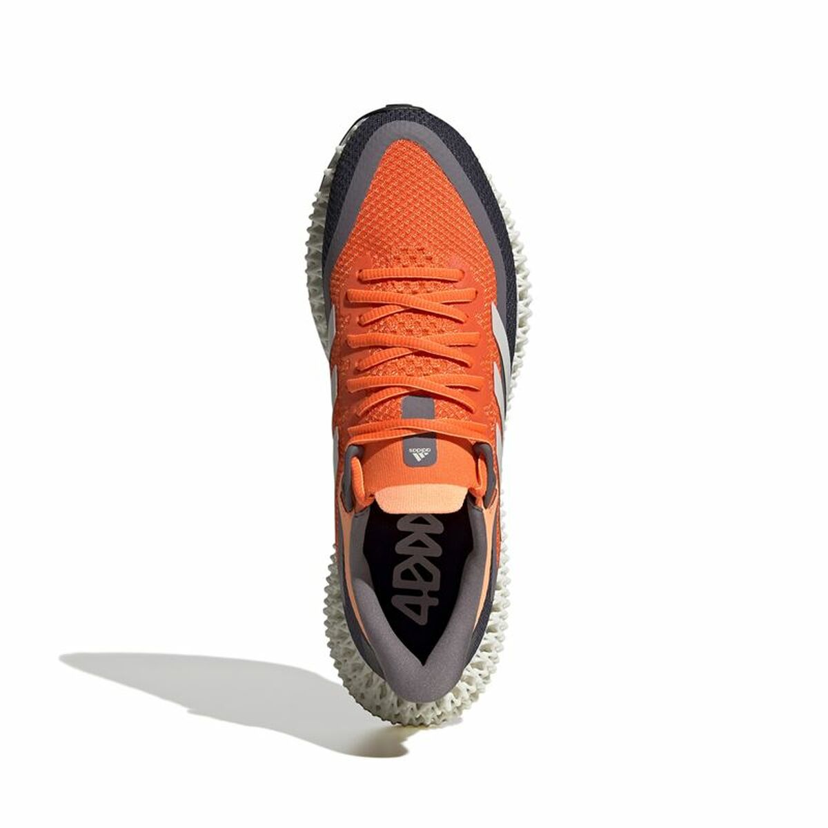 Chaussure Adidas orange avec dessus textile, lacets orange et semelle extérieure.
